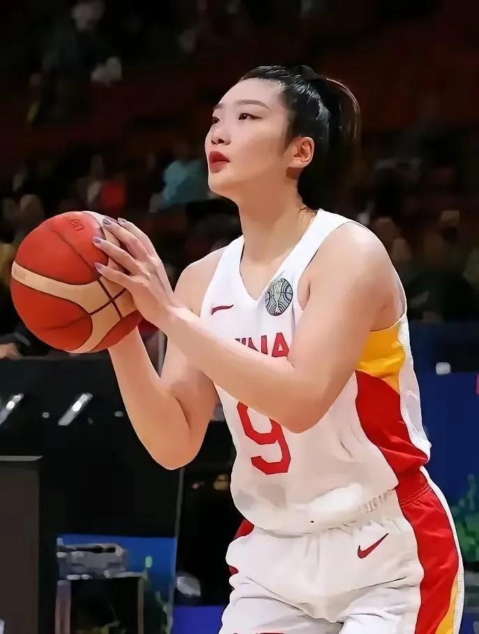别过度解读李梦没进中国女篮热身赛名单这事啦，女篮少不了她，宫鲁鸣也不会放弃她。从