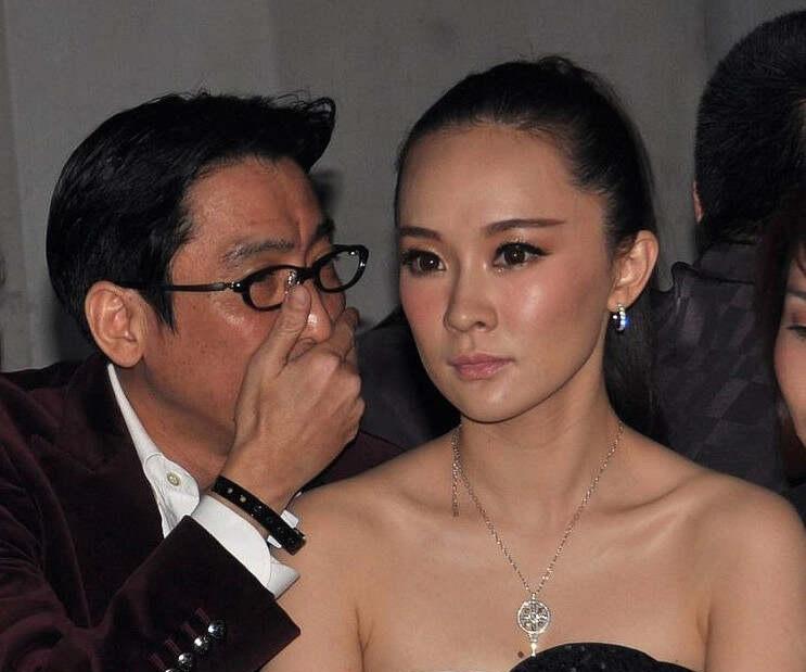 第一眼差点把霍思燕看成章子怡，仔细一看才发现是她。不得不说，烟熏浓妆真的不是谁都