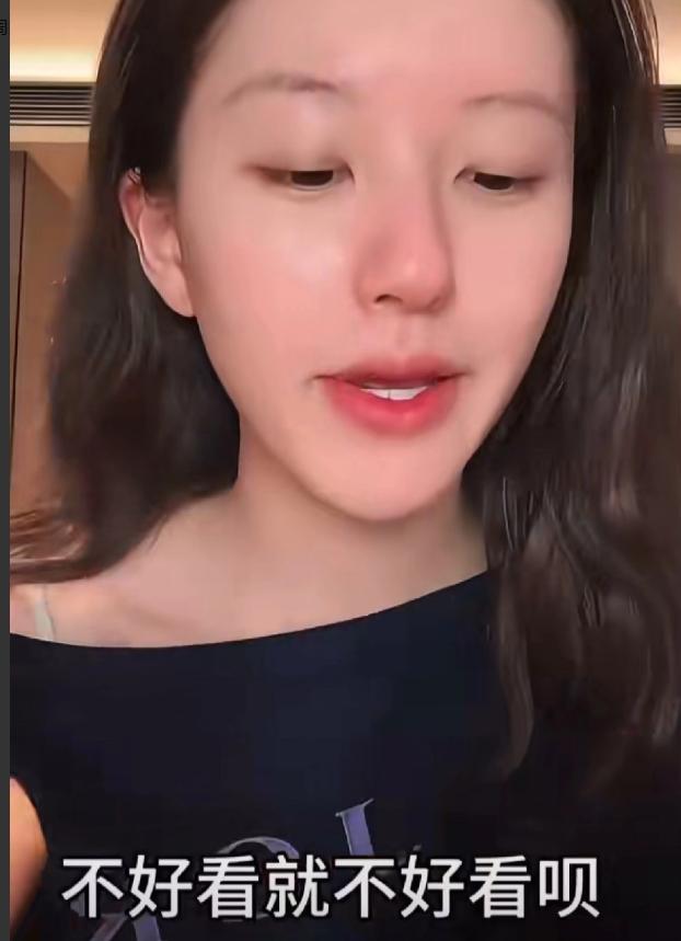 赵露思直播回应星光大赏的妆容难看，她说：“妆是我自己化的。不请化妆师是因为化