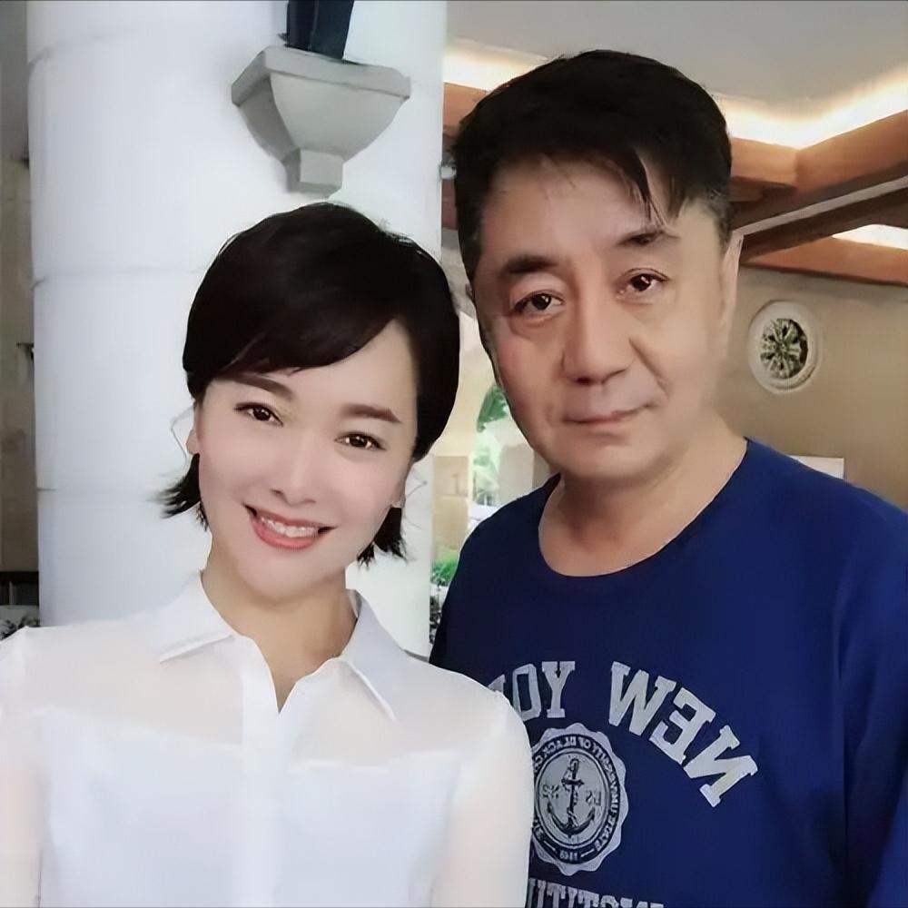2010年10月，演员左小青与比自己大二十岁的商人高权健，在上海和香港两地