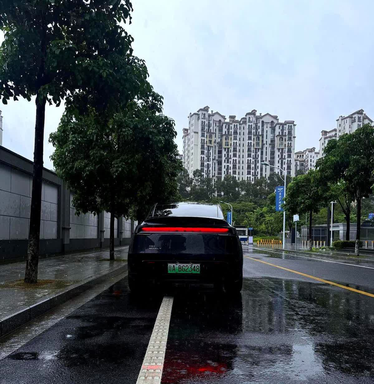 新款ModelY雨刷在里像睡着，车主猛按拨杆那一刻，就明白“焕新”两个字只写在