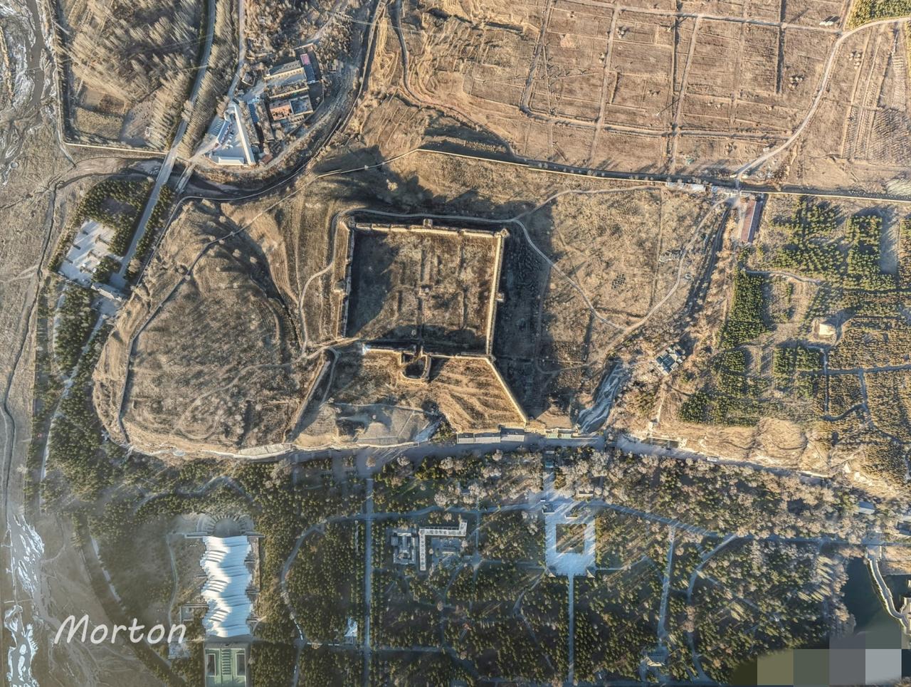 云冈石窟下神秘城堡