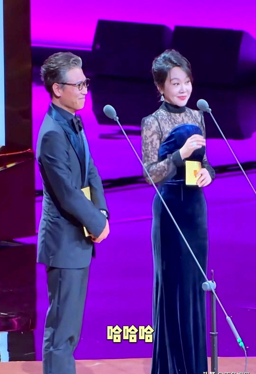 “前两天刚碰到，你只是没打招呼。”飞天奖台上，李乃文一句“好久没见”的客套，被闫妮当场拆穿。李乃文赶