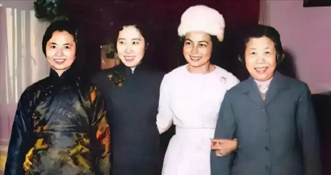 这张珍贵的照片拍摄于60年代末，这是一张罕见的照片，这几位都是我们新中国领导人的