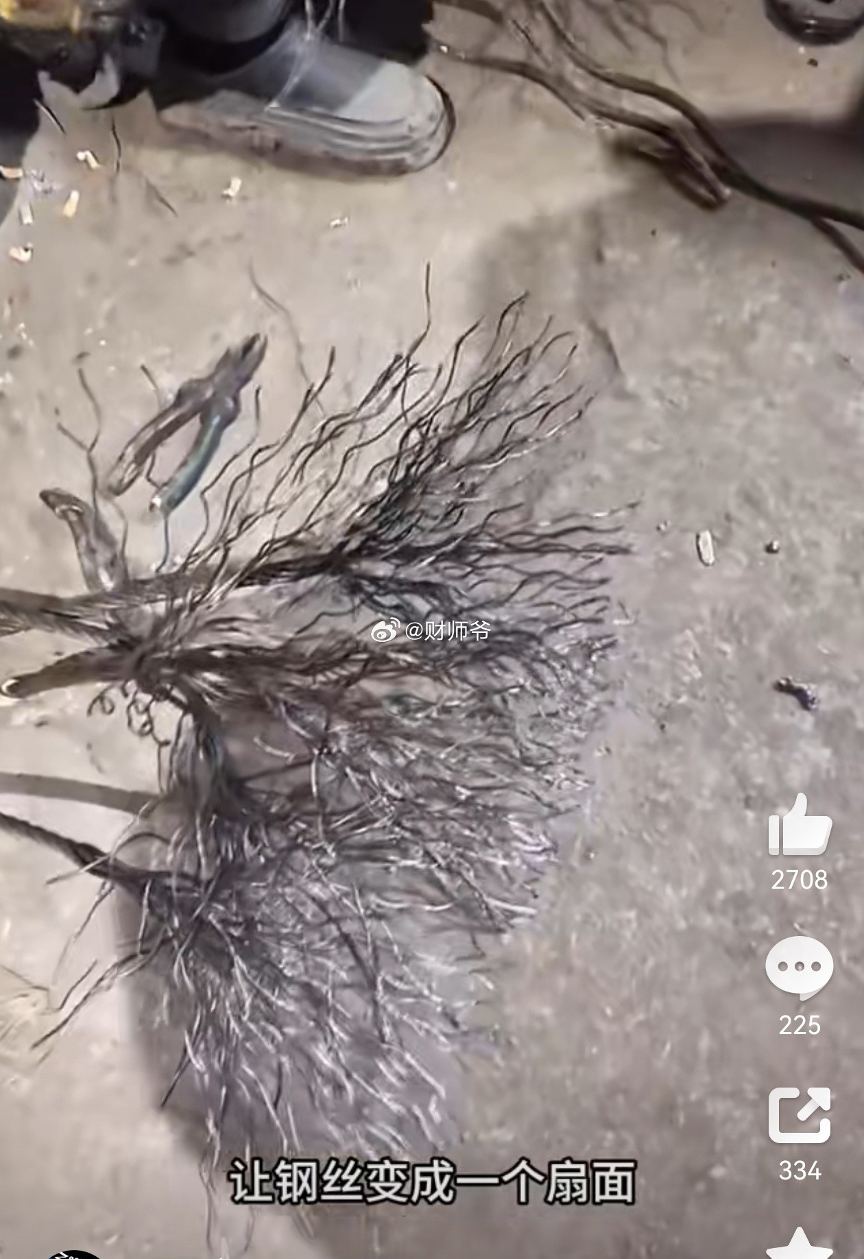 当你在俄乌战场看到这种“爆炸头”的坦克，不要以为它浑身“长满了树枝”。这些是为了