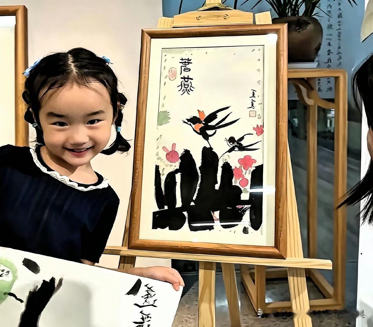 李亚鹏二女儿家小夏夏没想到这么厉害，4岁带着《春燕》在培德书院儿童水墨展成功参展