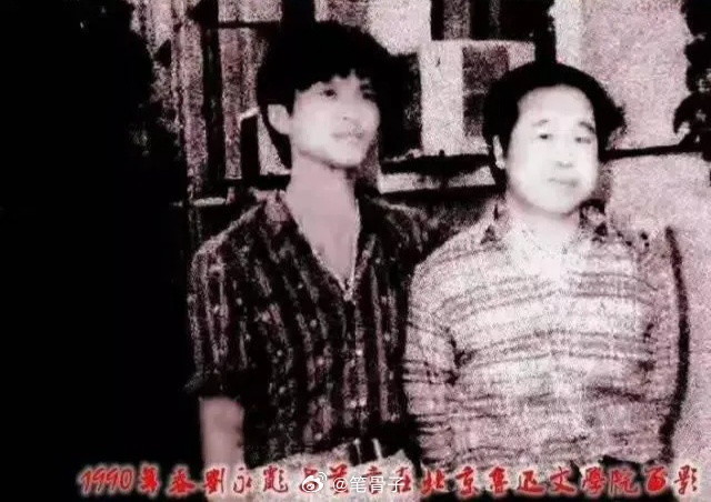 笔骨子有事说事左手拿文学奖，右手沾满血！这张和莫言的合影，成了他最大的讽刺！一