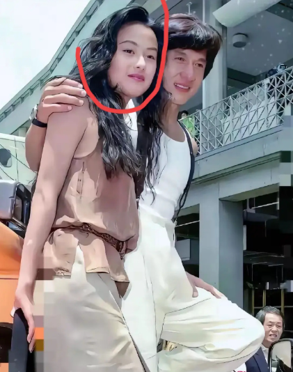 美到让成龙都失语的女人，太有气质太漂亮了！​​​