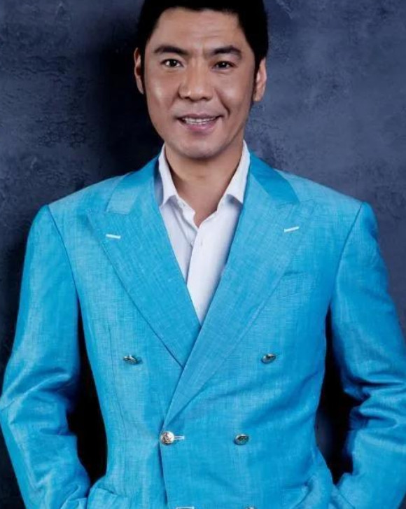 1996年，屠洪刚请张国立夫妇吃烧烤，张国立吃得正香，屠洪刚和邻桌打了起来，对方