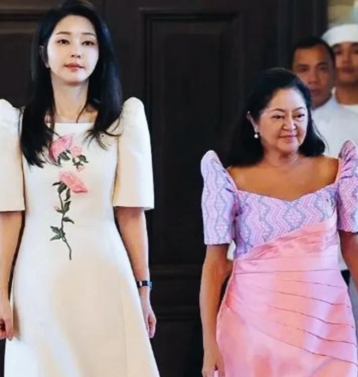 五十岁，长着三十岁的脸。金建希的保鲜秘诀，根本不是天价面霜。秘诀一：她每天拧