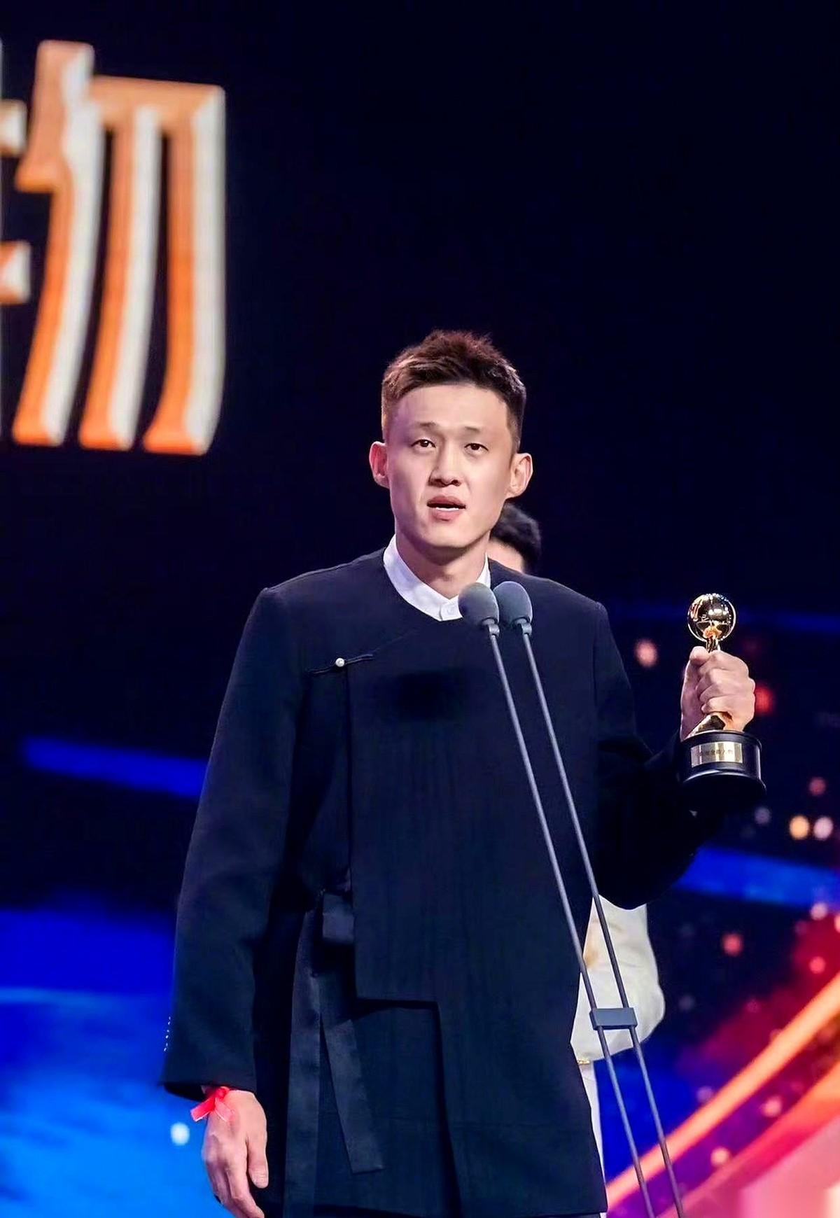 阔别四年的周鹏回到广东宏远男篮，直接是以队长身份亮相的。在昨晚佛山大胜美国ST