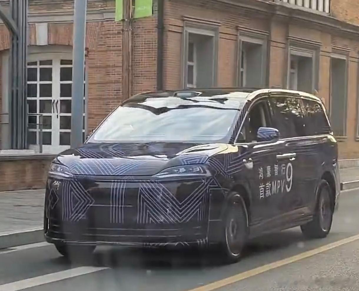 余承东称智界V9将首发众多黑科技一体式头灯？非隐藏门把手界式前脸尾灯灯罩立体造型