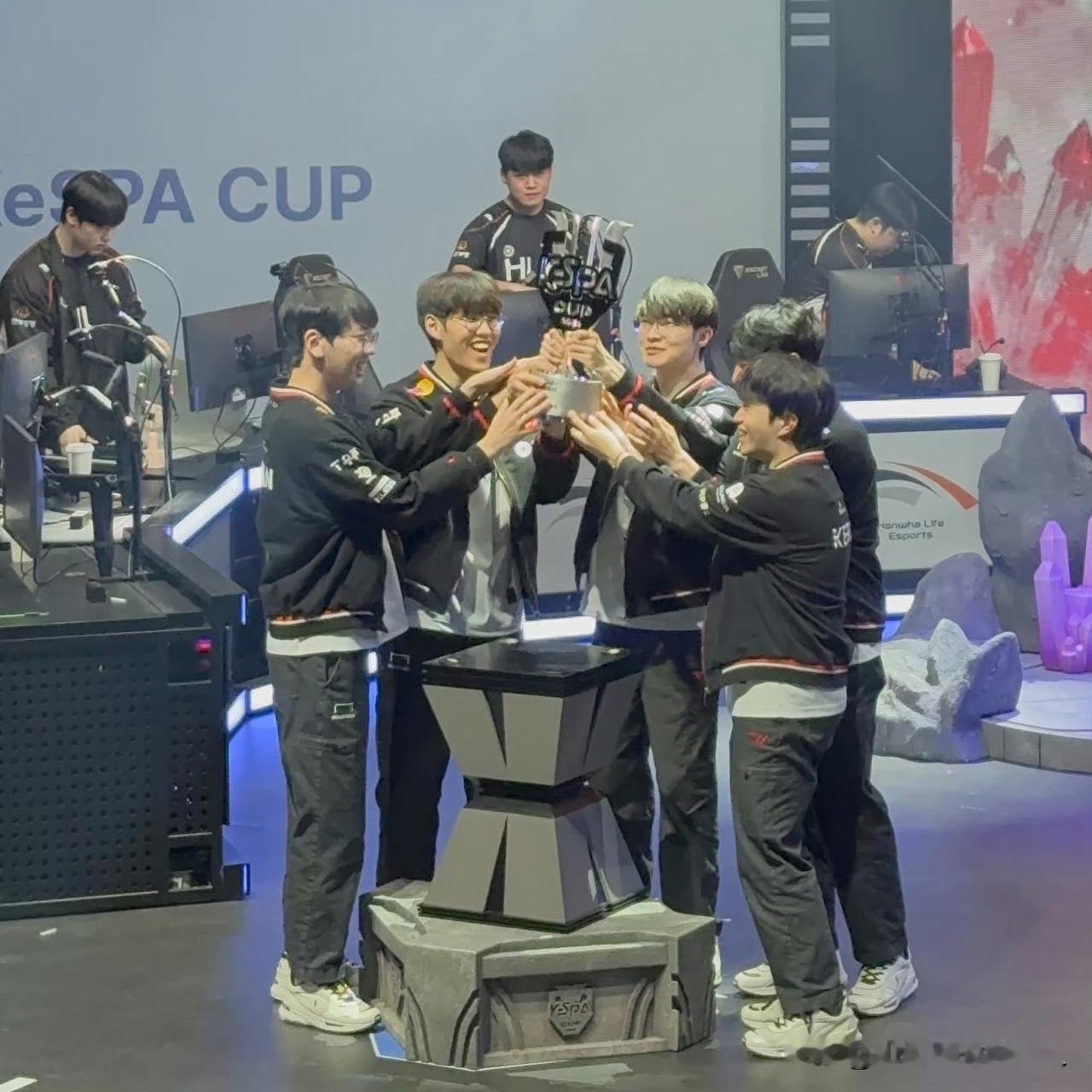 Gumayusi看T1捧杯场ilham展览馆顶篷掀开一角，漫天金色彩