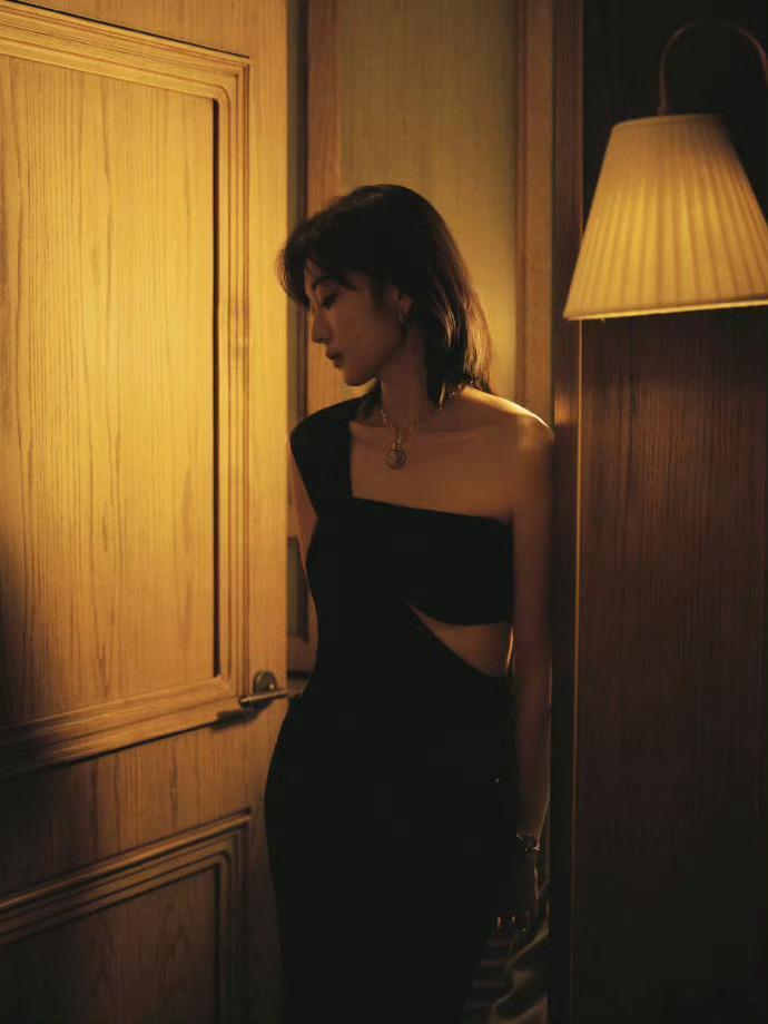 孙千镜中的下颌线绝绝子，线条流畅自然，一点不生硬。配上暗调光影，高级感拉满，这侧