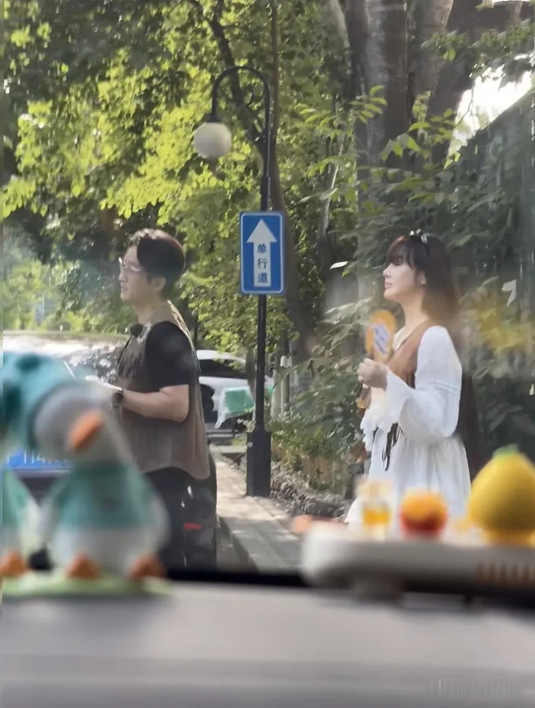 邹市明和老婆冉莹颖现身新疆伊犁录节目，夫妻俩穿着情侣鞋，看着感情好甜蜜！邹市明