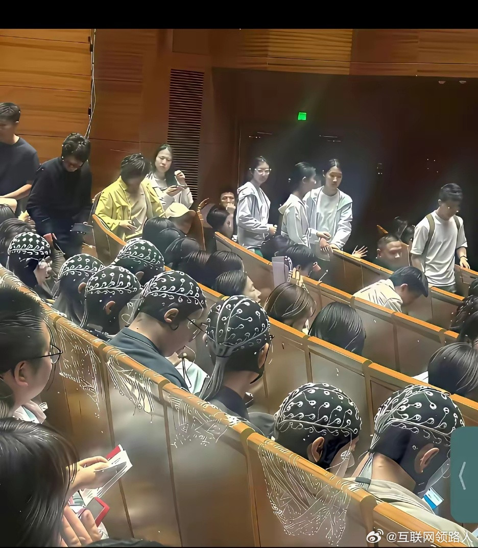 今天刷到脑机接口的视频，真的不淡定了。人类将来会以怎样的形态存在？还能好好存在吗