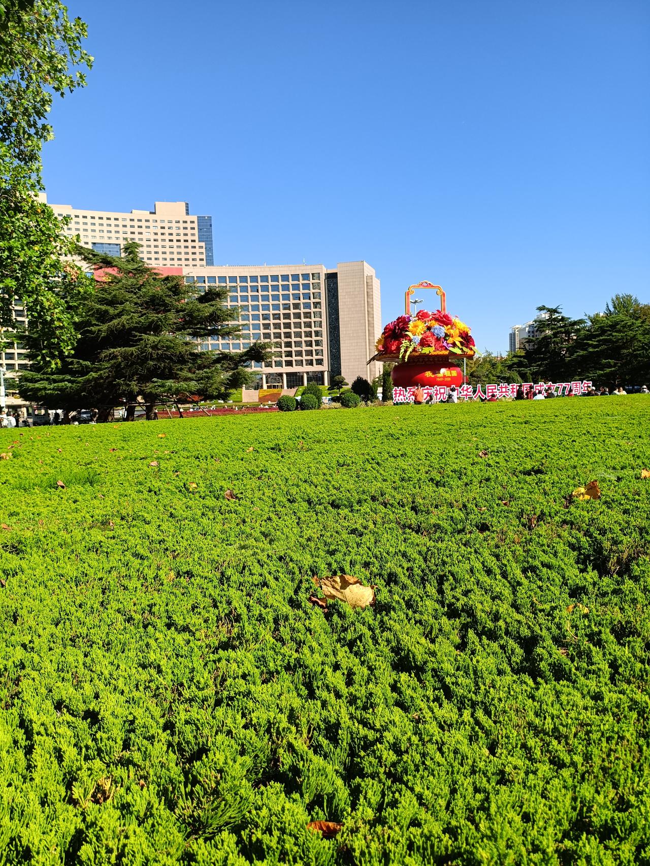 青岛是一个旅游城市，节假日游客多是很正常的。作为一个青岛人。原本不想国庆假期去海