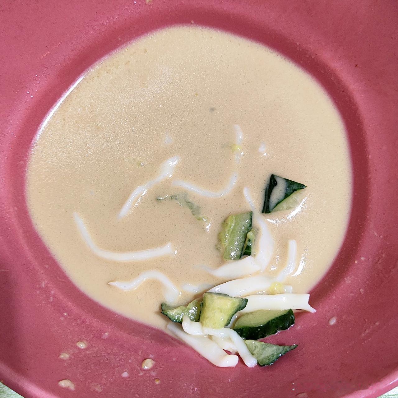 妈妈吃孩子的剩饭，原来是这种感觉呀，你会嫌弃孩子的剩饭吗？01晚上女儿