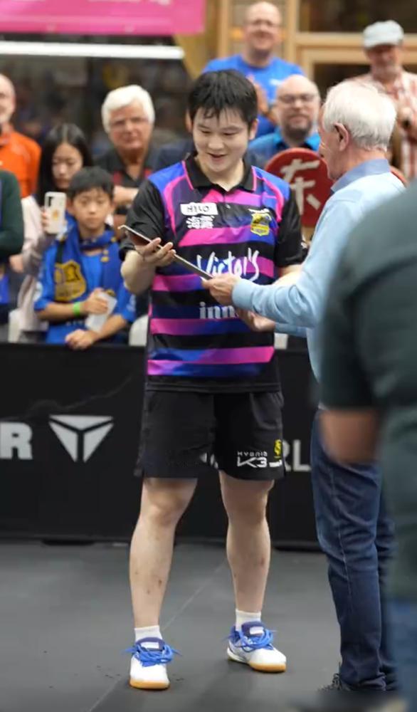 你以为德国老板送樊振东三件球衣是在讲人情世故？我告诉你，那是欧洲乒坛在向绝对的统