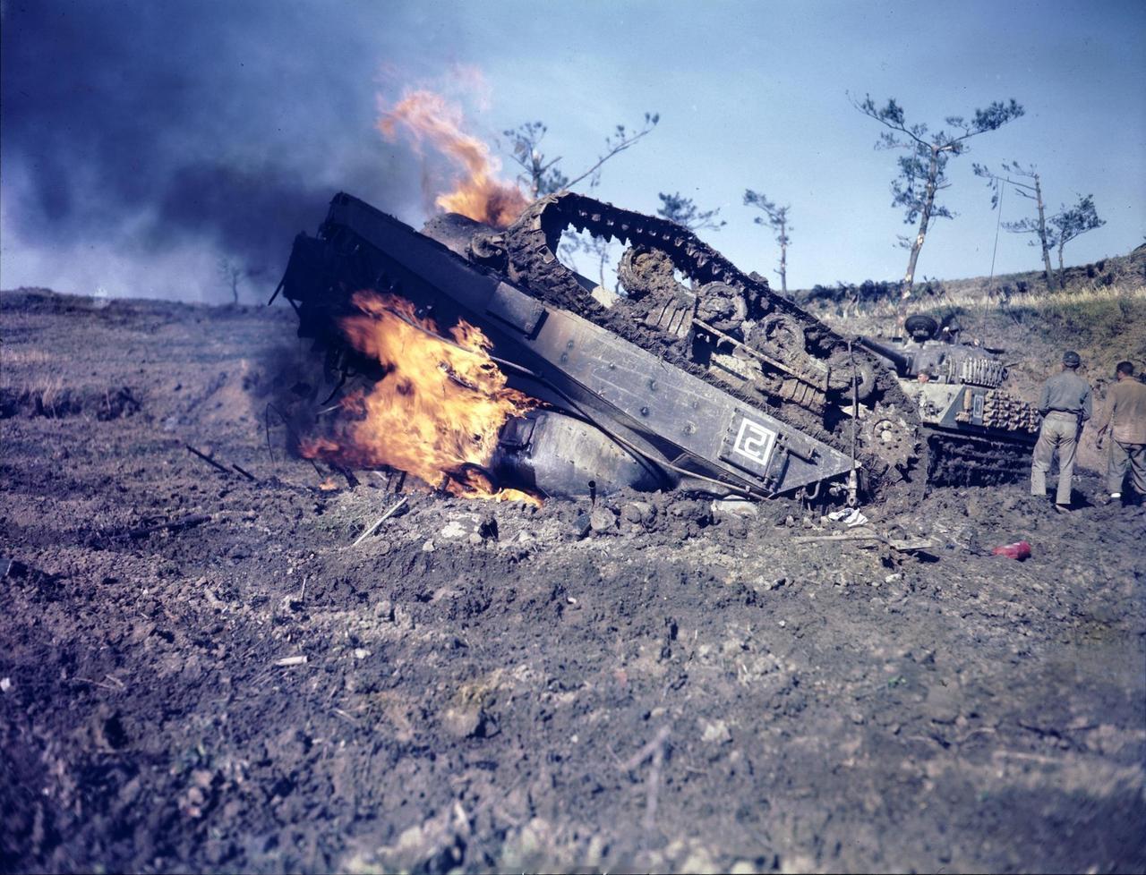 不管是哪个国家，坦克兵的阵亡都是十分悲壮的——1945年6月，冲绳战役期间，美国