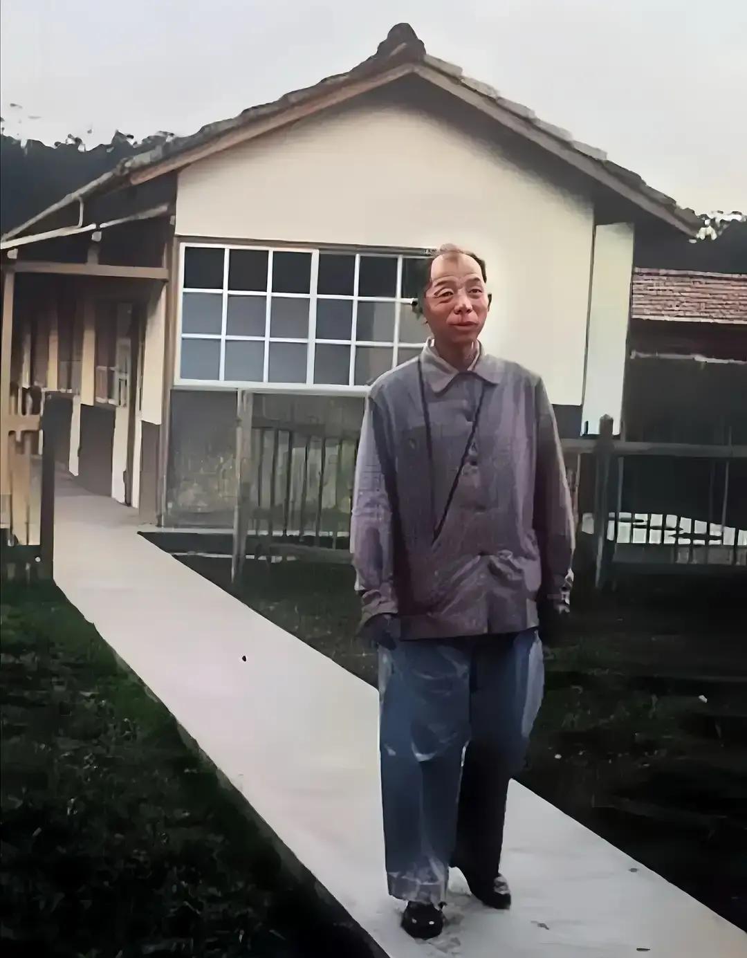 下图是张学良1946年的一张抓拍照，当时他刚被囚禁到台湾新竹县竹东镇的井上温泉。照片是真实的，但是有
