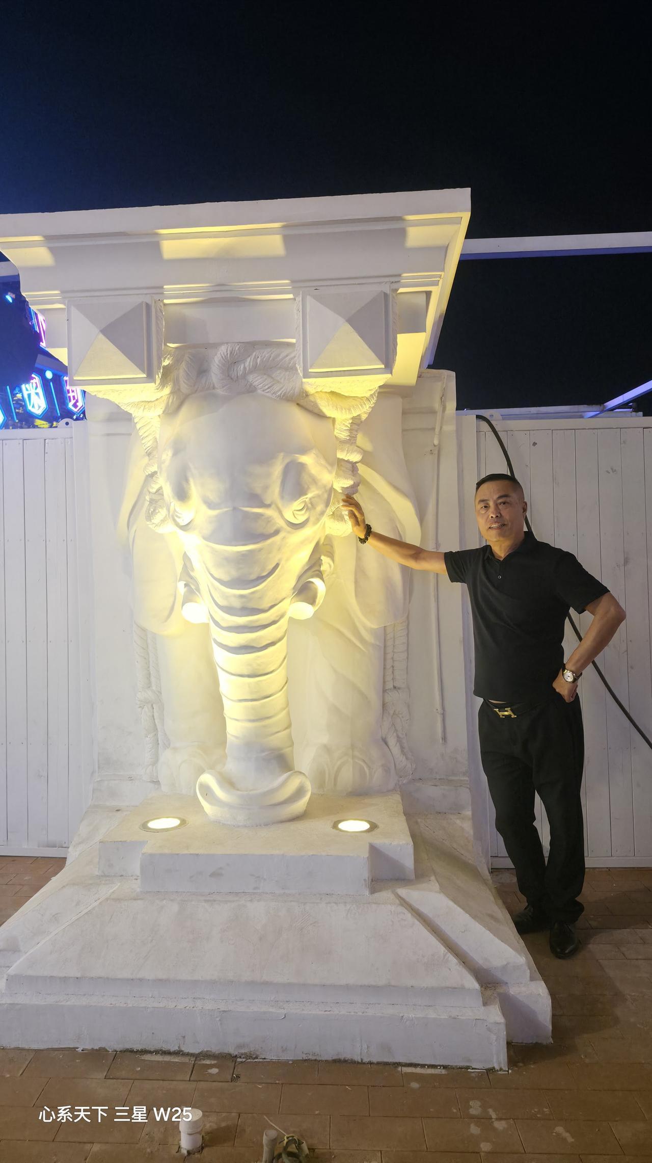 打卡西双版纳傣族自治州，亚洲最大的星光夜市留影。