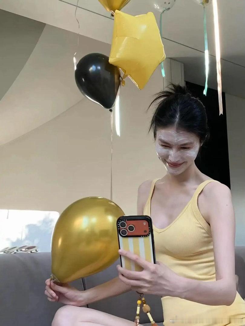 何穗37岁生日素颜庆生，穿吊带裙腰身瘦又薄，与一岁儿子小Win温馨互动​