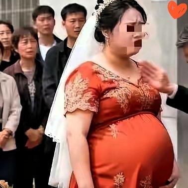 怀孕新娘被婆家晾在花车旁！老爸直接上去给新郎两耳光替自己闺女撑腰，这婚不结才