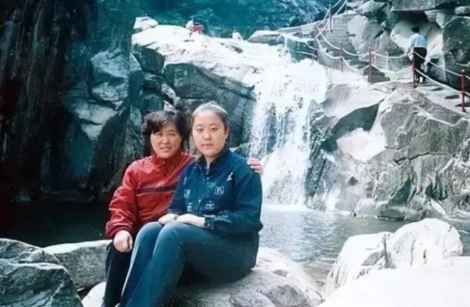 1984年，部队奔赴前线，团长却发现连长将妻子藏在营中，遂决定在大会上公开批评。