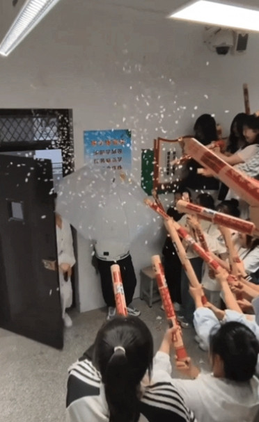 破防了！”甘肃，一学校的高三学生们在最后一节晚自习的时候告诉老师，他们精心为老师