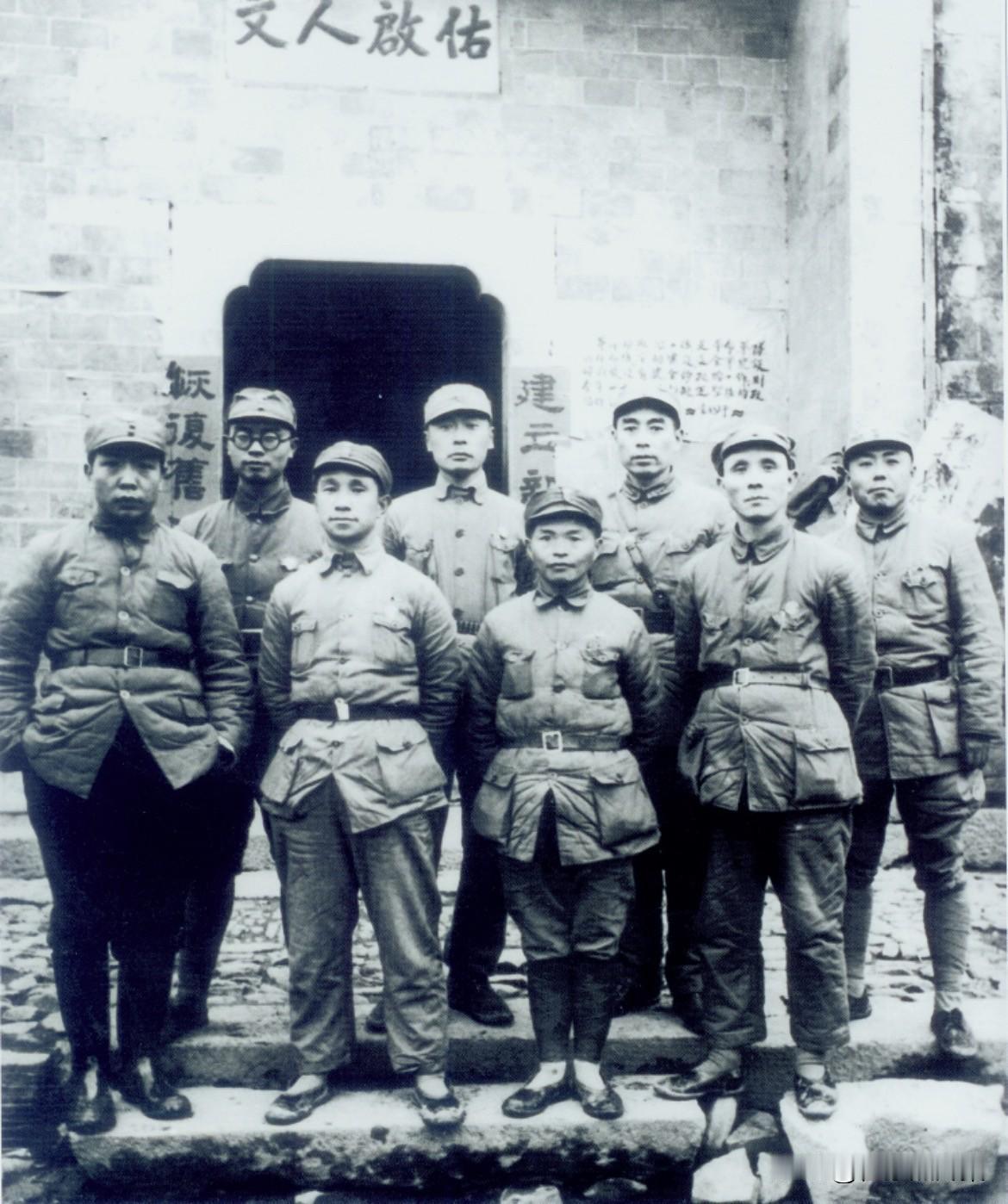1938年10月，广州、武汉相继陷落，抗战形势严峻。为了贯彻中共中央六届六中全会
