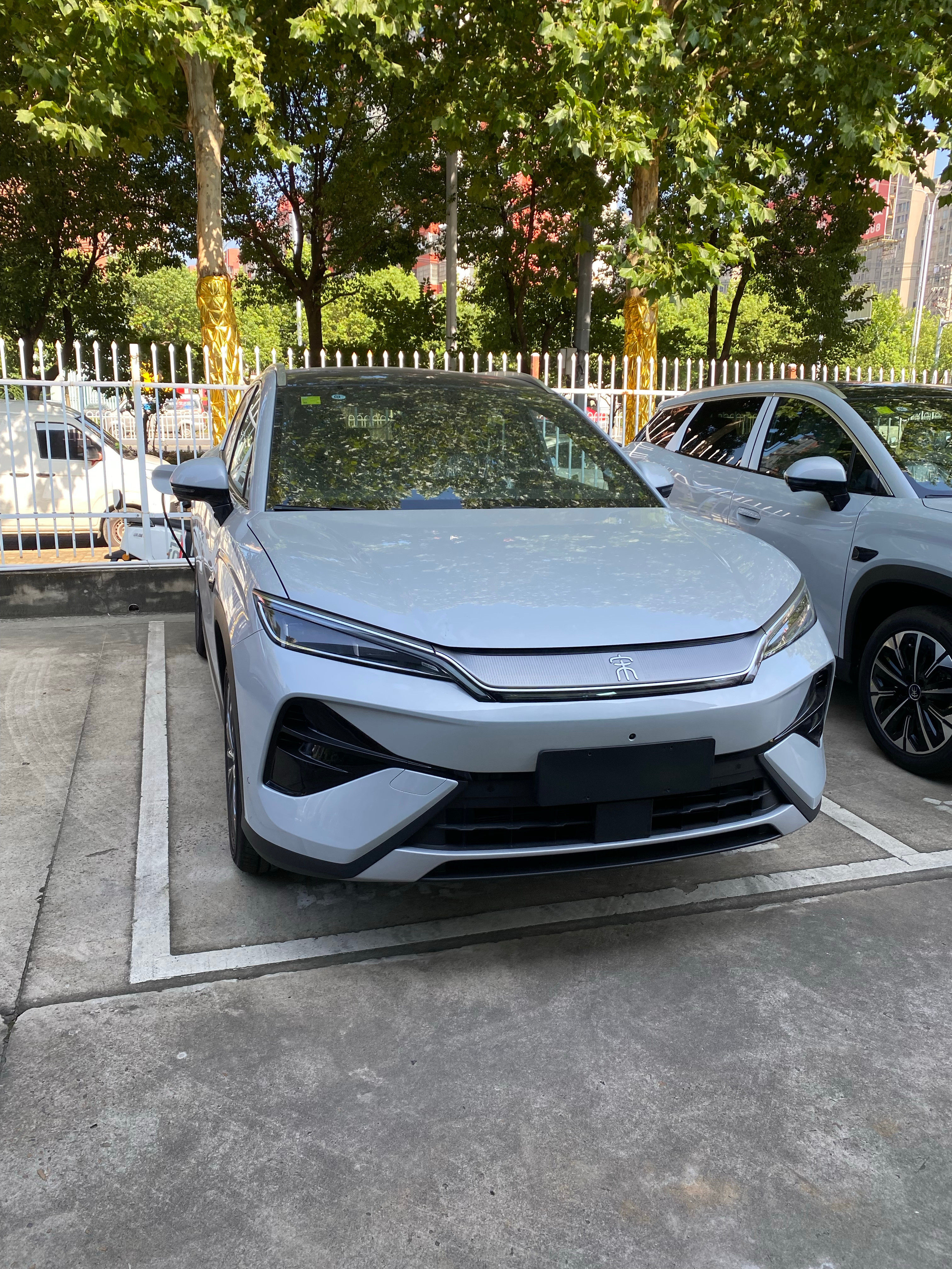 宋UltraEV全新宋UltraEV，中型闪充纯电SUV，颜值与实力双双在线。龙颜美学外观，线条流畅