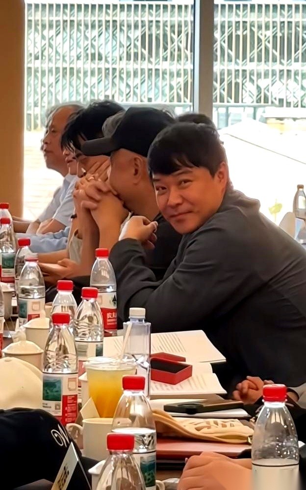 9月16号下午的上海电影工作会上，吴越站在台上坦白自己凌晨2:58才把稿子交上去。台下的韩寒一直低头