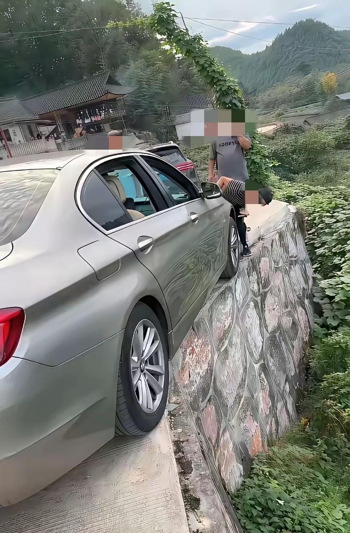 此刻，直行和右打方向肯定是不行的，唯一可能化险为夷的就是左打方向盘了！