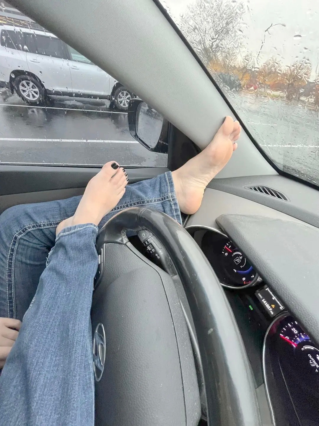 在车内把袜子脱掉好不好？