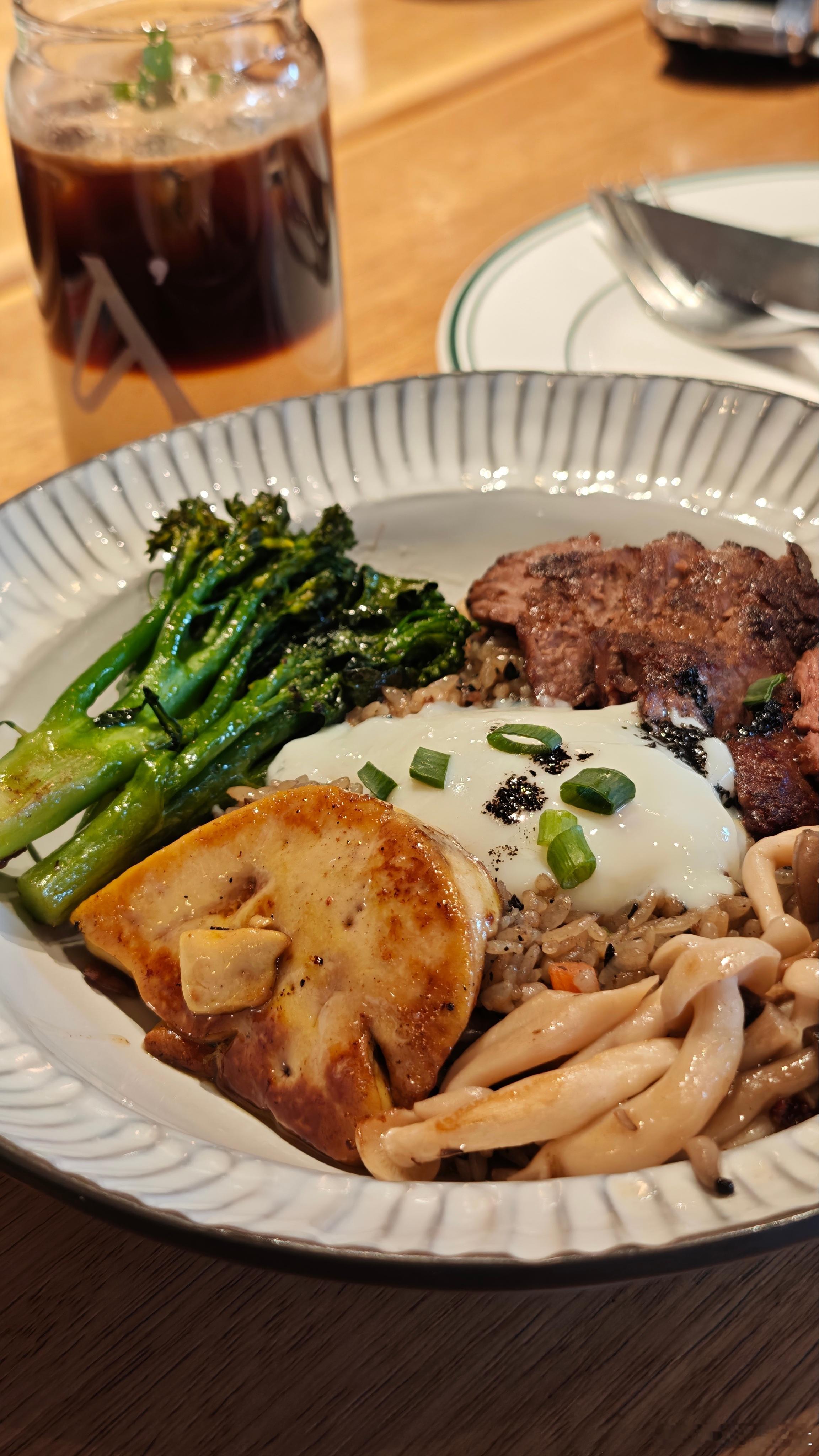 简简单单吃个午餐这个不是漂亮饭其实餐食和每样食材制作都很用心小小的推荐一下美食