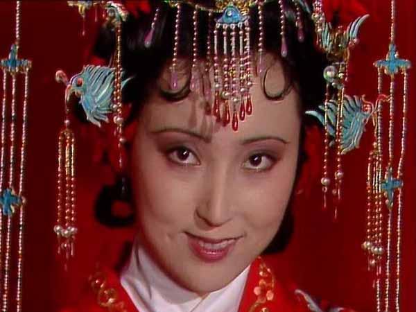 什么？作品里没写？没写是没写，但是把这两个细节联系起来看呢？宝玉凤姐被魔魇，家