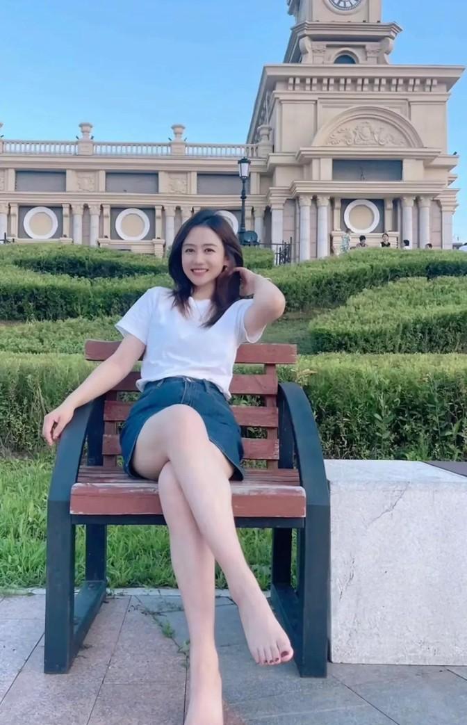 这几句看起来像古诗词，描写的是一个女子可爱的容貌和神态，还有她所处的环境。我