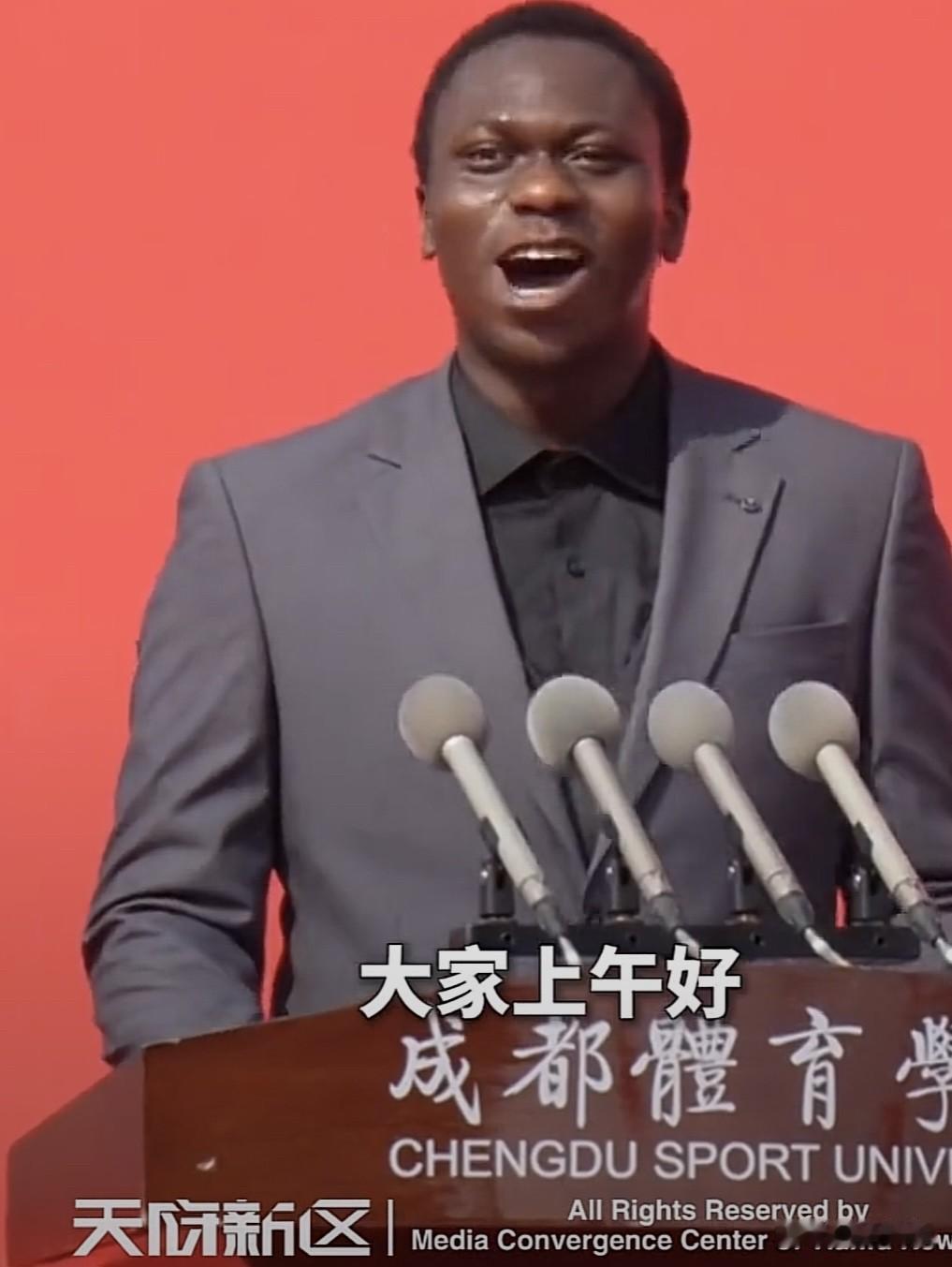 太厉害了[赞]成都体育学院2025年新生开学典礼上，来自尼日利亚的留学生