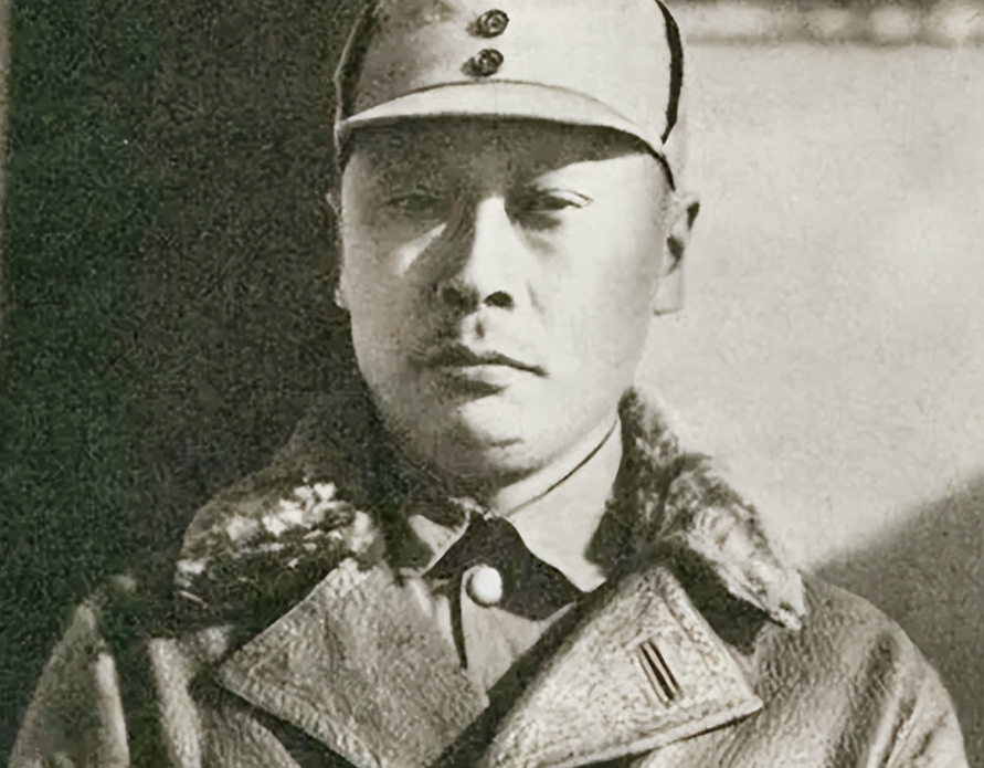 1949年，几个战士来到一栋房子前想要宿营，一名温柔委婉的女子从屋里走出来，轻声