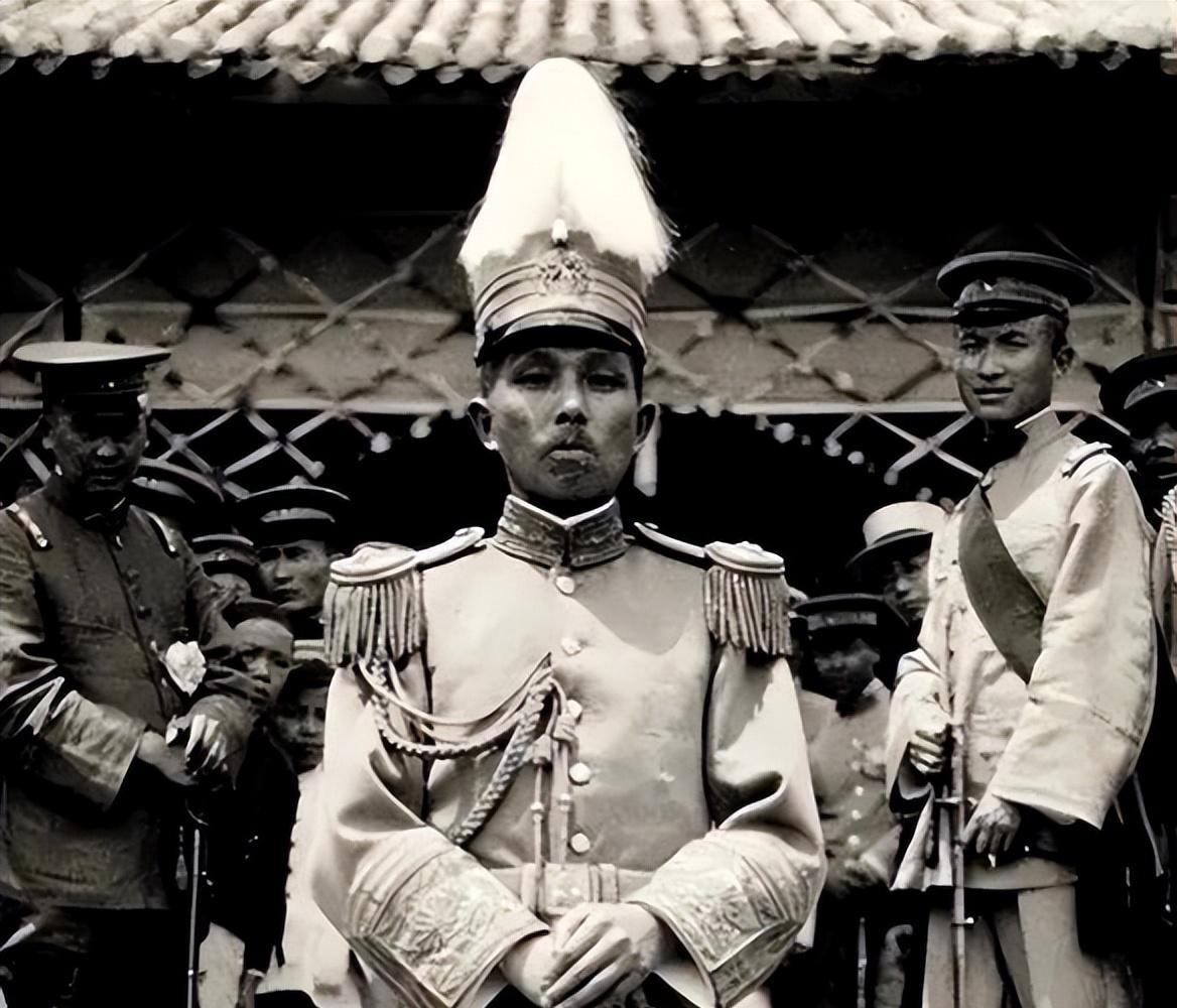 1949年末，新中国已经成立，蒋介石的独裁统治虽然势微，却依旧占据山城重庆，川渝