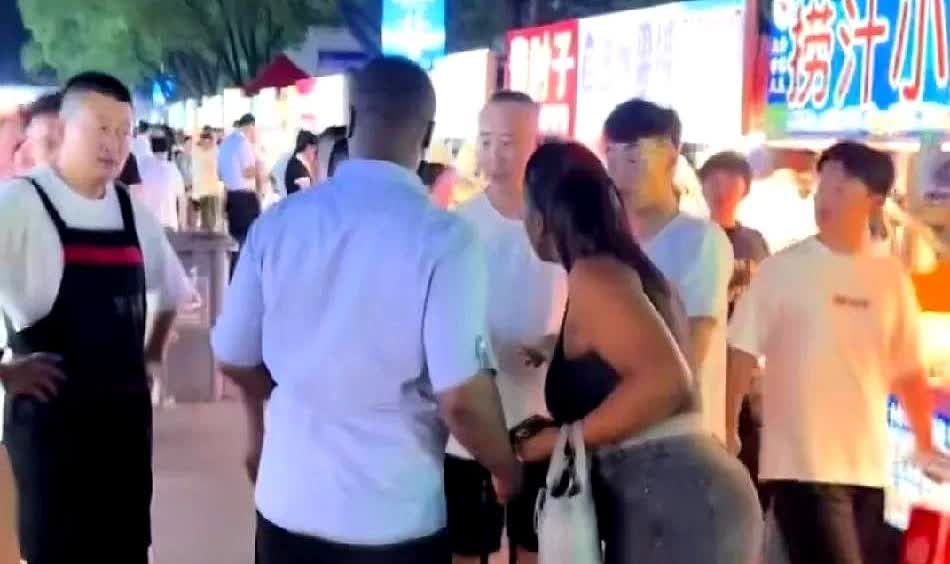 “吃完三十块烧烤拔腿就走，摊主拽住袖子，黑人男子反手把人推出两米。”义乌廿三里夜