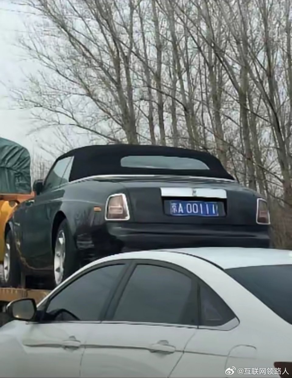 大劳斯豪车从海南回来啦。去的时候用板车拉过去，人坐飞机过去。回来的时候依旧大板车