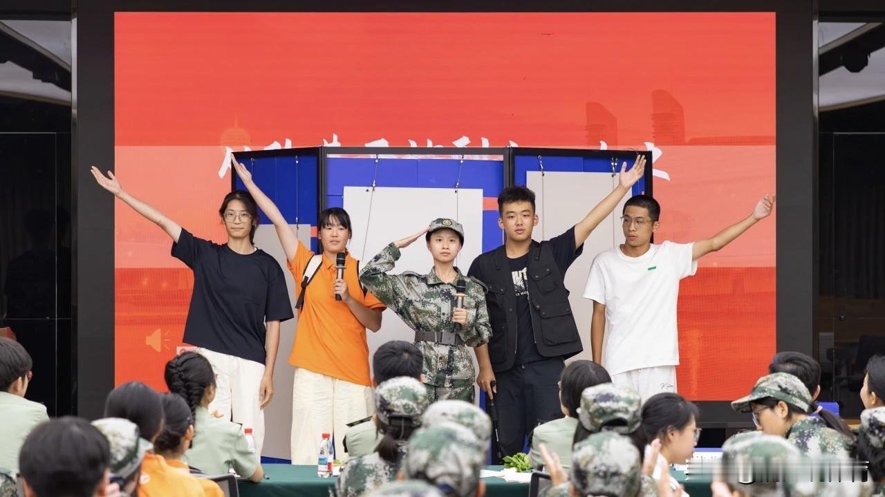 朱婷妹妹朱佳荟表演情景剧获得浙江大学官方肯定。朱婷妹妹朱佳荟虽然未能入选浙大女排