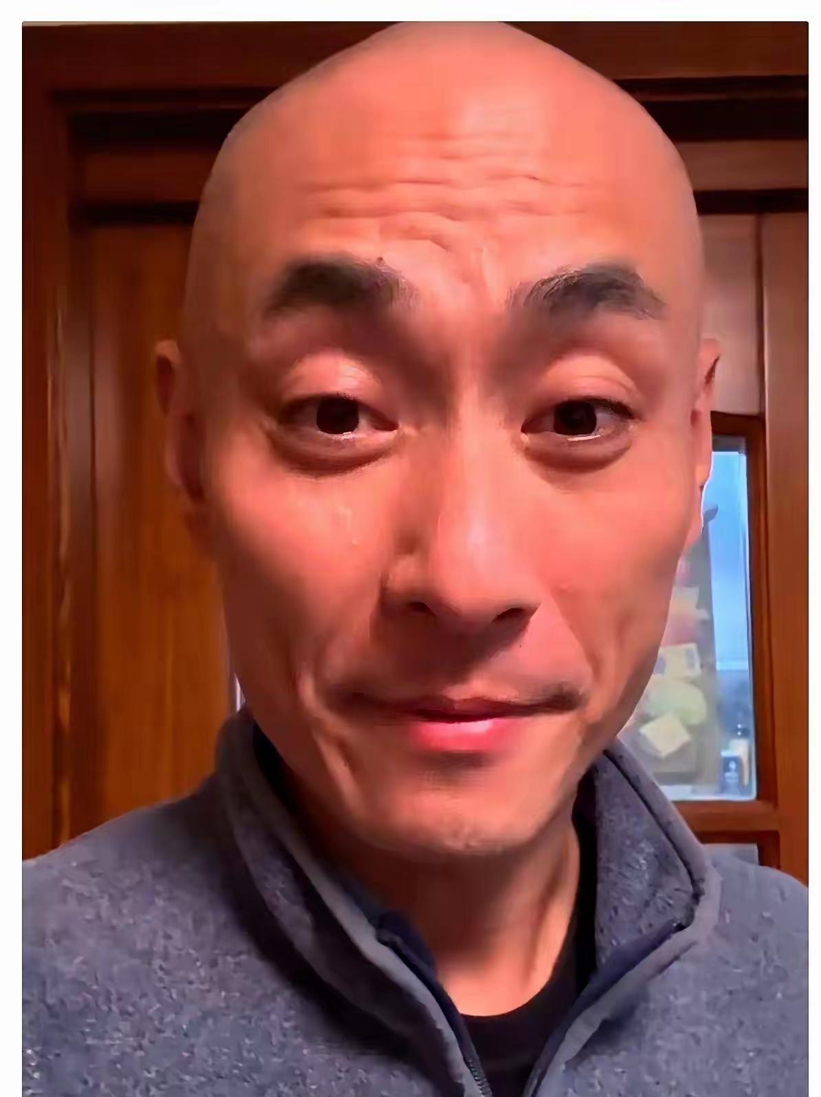 成都那个鼓手，查到最后，怪事来了。他在村里有套房，但工作人员把全村的户籍登记册