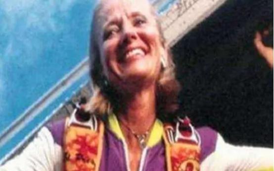 1999年，美国一名金融女高管在4400米高空跳伞时，突然发现自己的伞包打不开了