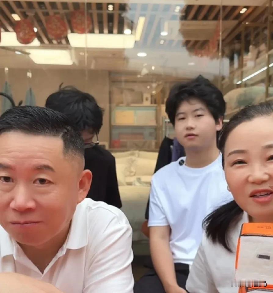 孙卓五一假期又来帮妈妈直播带货了。卓卓看着瘦了，可能是受网上大家吐槽他胖的说法