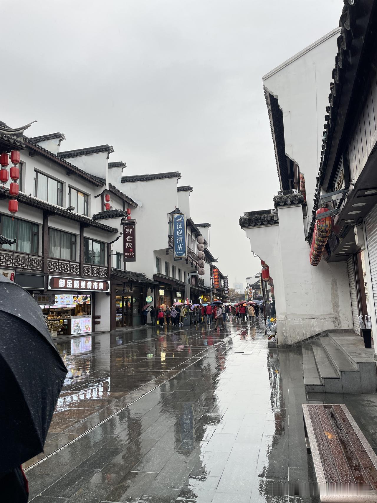 国庆来南京玩的游客要失望了。南京是很好玩，但这几天一直下雨，一直下雨。门房说天
