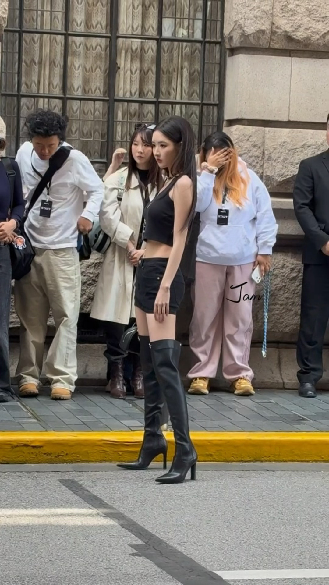 王玉雯这身材小细腰大长腿，真的不是在走t台吗，黑长直冷都女