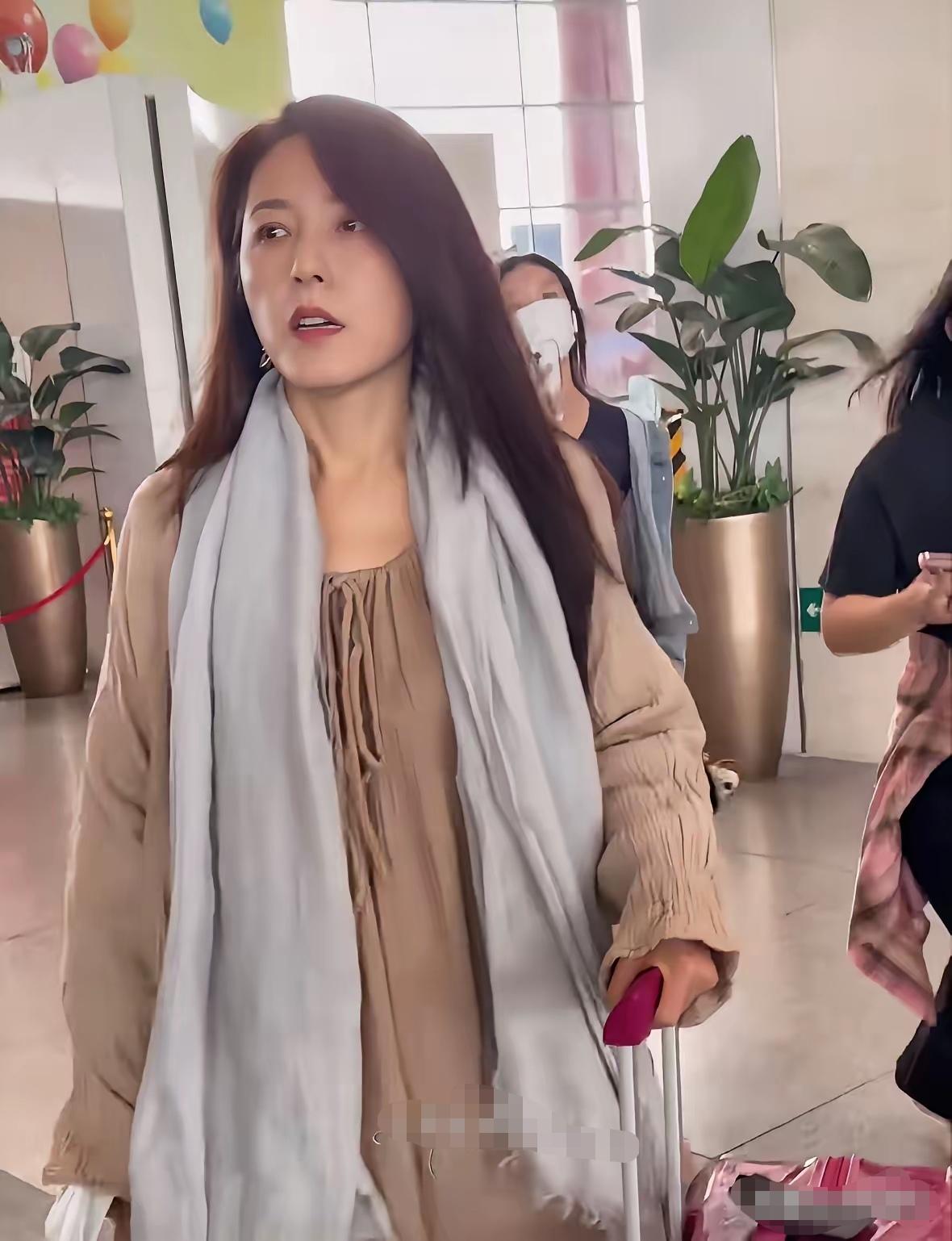 唉！岁月真是一把杀猪刀啊，把两百年一遇的大美女曾黎坎成了中年妇女了。皮肤也垮了，